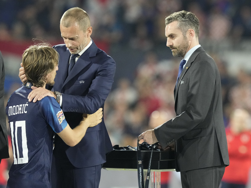 Chorvátsky futbalista Luka Modrič pri preberaní medailí 