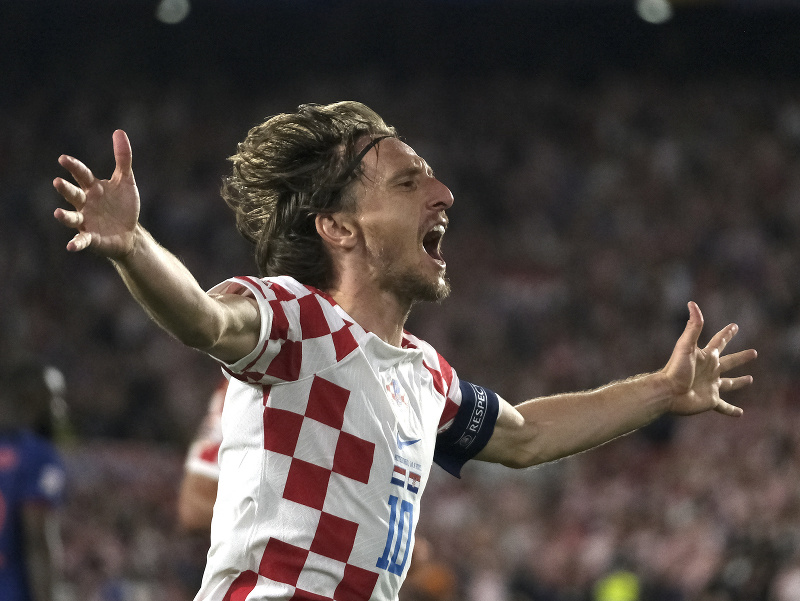 Kapitán chorvátskej futbalovej reprezentácie Luka Modrič sa teší po strelení gólu v semifinálovom zápase Ligy národov do siete Holandska