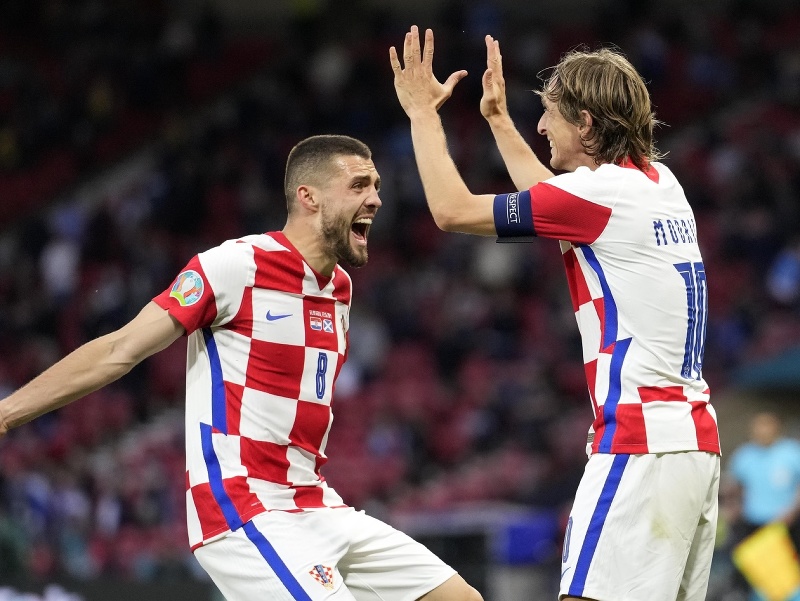 Mateo Kovačić a Luka Modrič sa radujú z gólu