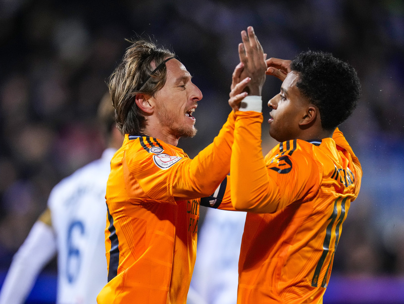 Futbalista Realu Madrid Luka Modrič (vľavo) a jeho spoluhráč Rodrygo sa radujú z gólu