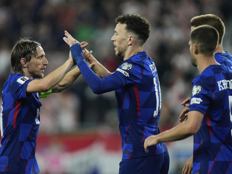 Radosť futbalistov Chorvátska, tlapkajú si Modrič (vľavo) a Perišič