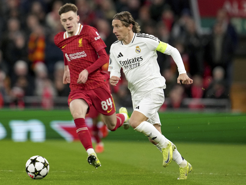 Hráč Realu Madrid Luka Modrič (vpravo) uteká s loptou okolo Conora Bradleyho z Liverpoolu