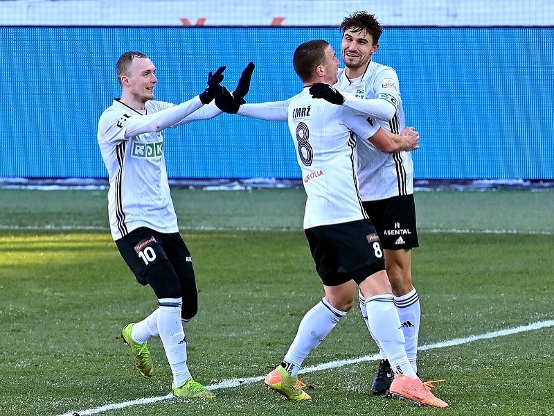 Lukáš Čmelík (vľavo) sa raduje z gólu Českých Budějovíc