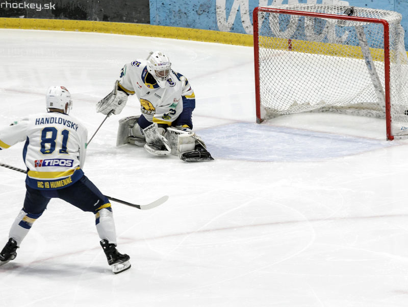 Na snímke zľava Lukáš Handlovský a brankár Stanislav Galimov (obaja HC 19 Humenné)
