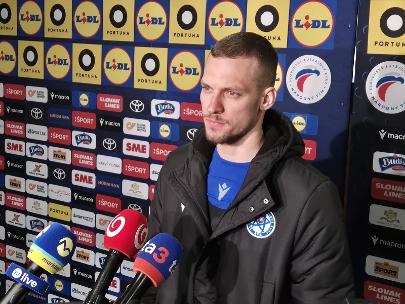 Lukáš Haraslín pri rozhovore s novinármi 