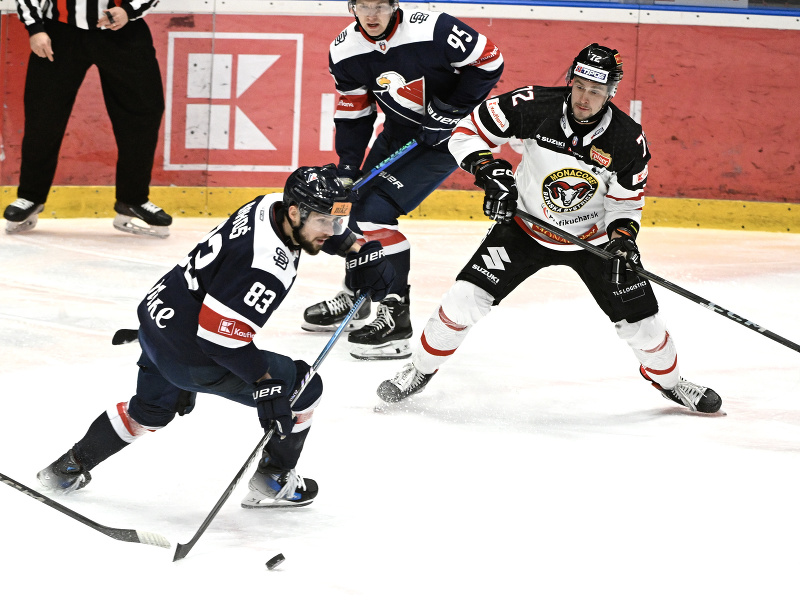 Zľava Martin Bakoš, Jonáš Peterek (obaja Slovan) a Lukáš Kozák (Bystrica) v súboji o puk