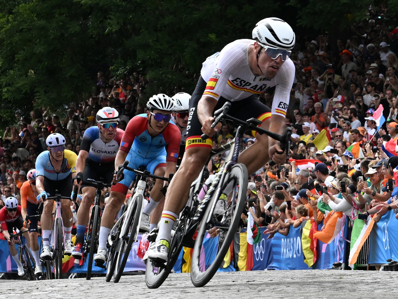 Na snímke slovenský reprezentant v cestnej cyklistike Lukáš Kubiš (tretí sprava) počas pretekov s hromadným štartom na XXXIII. letných olympijských hier v Paríži