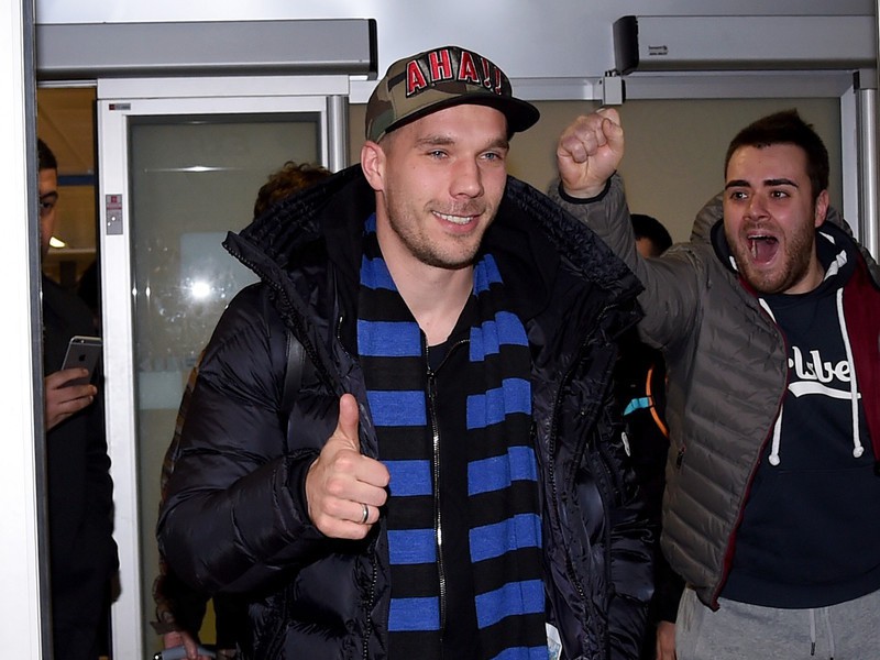 Lukas Podolski priletel do Milán