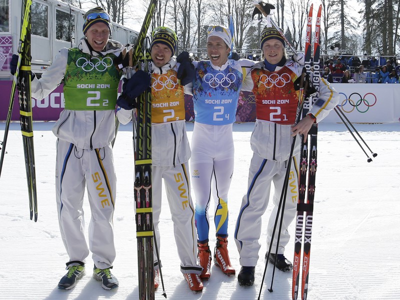 Švédski bežci na lyžiach Lars Nelson (vpravo), Daniel Richardsson (vľavo), Johan Olsson (druhý sprava) a Marcus Hellner