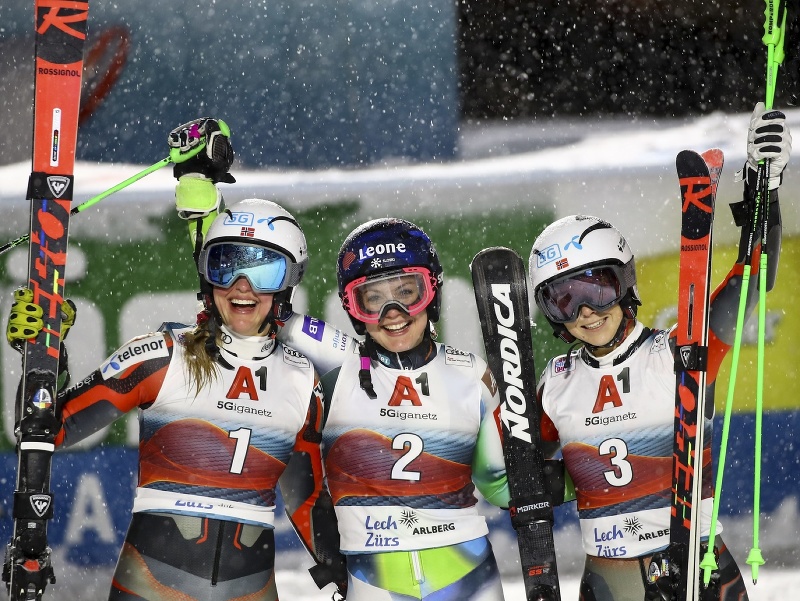 Uprostred slovinská lyžiarka Andreja Slokarová oslavuje víťazstvo v  paralelnej súťaži Svetového pohára v rakúskom stredisku Lech/Zürs
