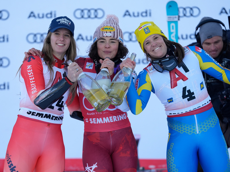 Camille Rastová, Julia Scheibová a Sara Hectorová