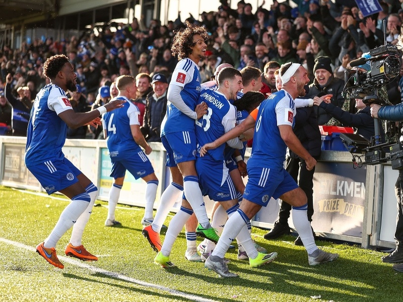 Hráči Macclesfield FC oslavujú gól