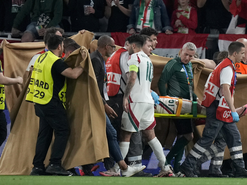 Maďarský futbalista Barnabás Varga zostal po tvrdej zrážke na ihrisku v bezvedomí