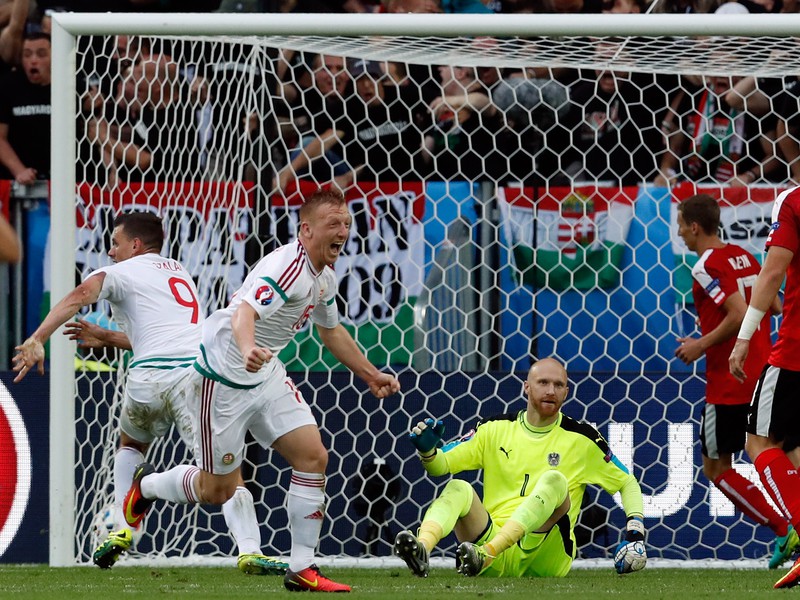 Ádám Szalai prekonáva rakúskeho brankára Almera