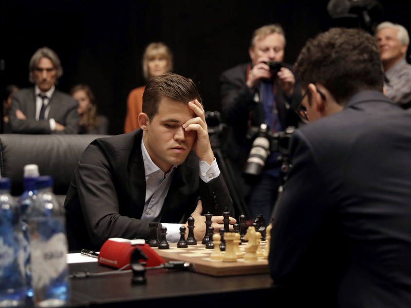 Magnus Carlsen a Fabiano Caruana sa dohodli na remíze po 115 ťahoch a vyše 7-hodinovom boji
