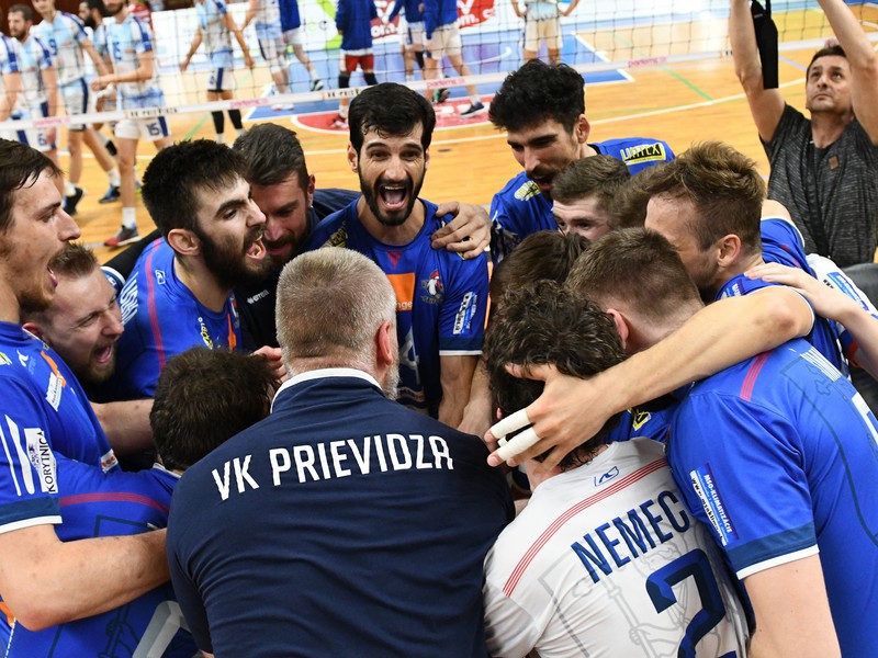 Volejbalisti Prievidze oslavujú zisk titulu po siedmom zápase finálovej série 