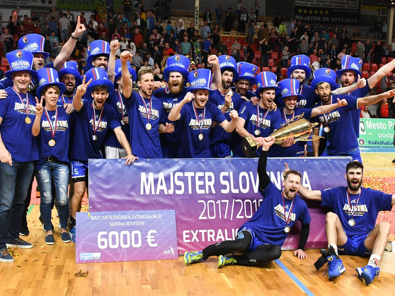 Volejbalisti Prievidze oslavujú zisk titulu po siedmom zápase finálovej série 