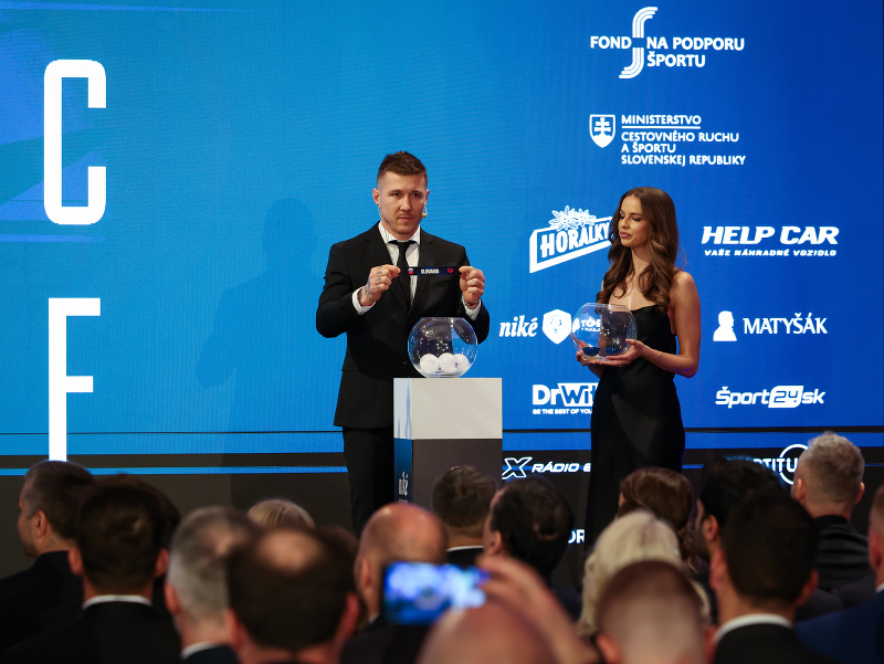 Na snímke ambasádor turnaja a bývalý slovenský futbalový reprezentant Juraj Kucka ukazuje lístok Slovensko počas slávnostného žrebu majstrovstiev Európy v malom futbale v Bratislave 