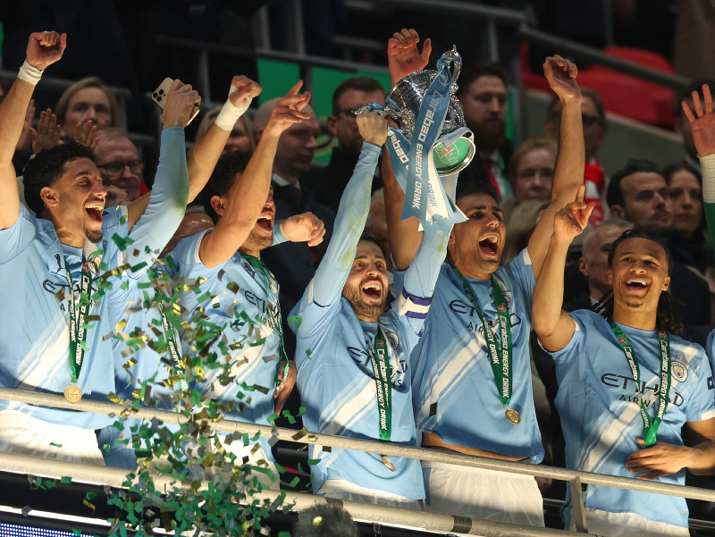 Futbalisti Manchestru City oslavujú triumf v Carabao Cupe po výhre nad Arsenalom