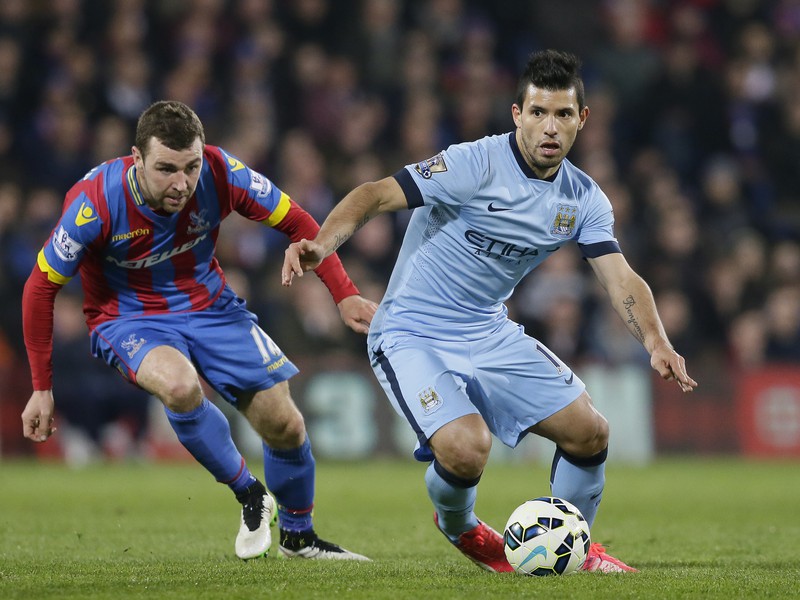 Sergio Agüero a James McArthur v súboji o loptu
