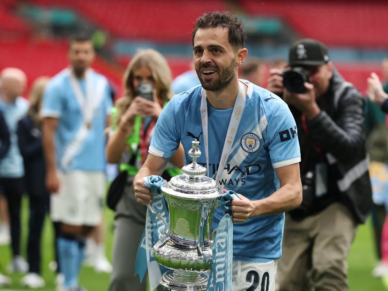 Bernardo Silva s trofejou pre víťaza FA Cupu
