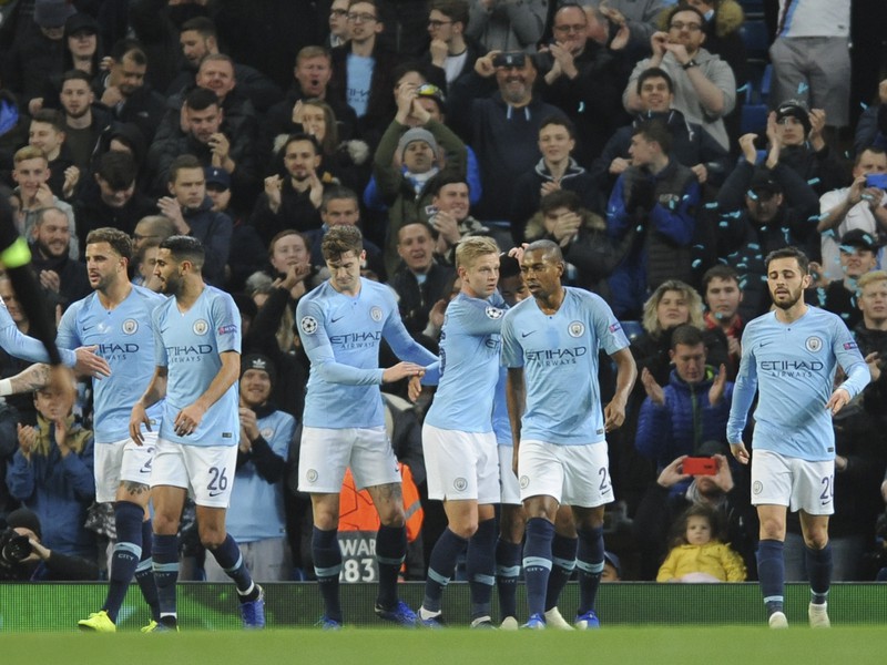 Hráči Manchesteru City oslavujú druhý gól do bránky Šachtaru Doneck