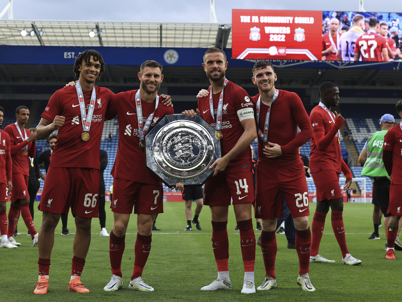 Futbalisti Liverpoolu s trofejou pre víťaza FA Community Shield