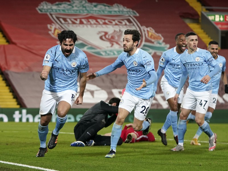 Hráči Manchestru City oslavujú gól do siete Liverpoolu