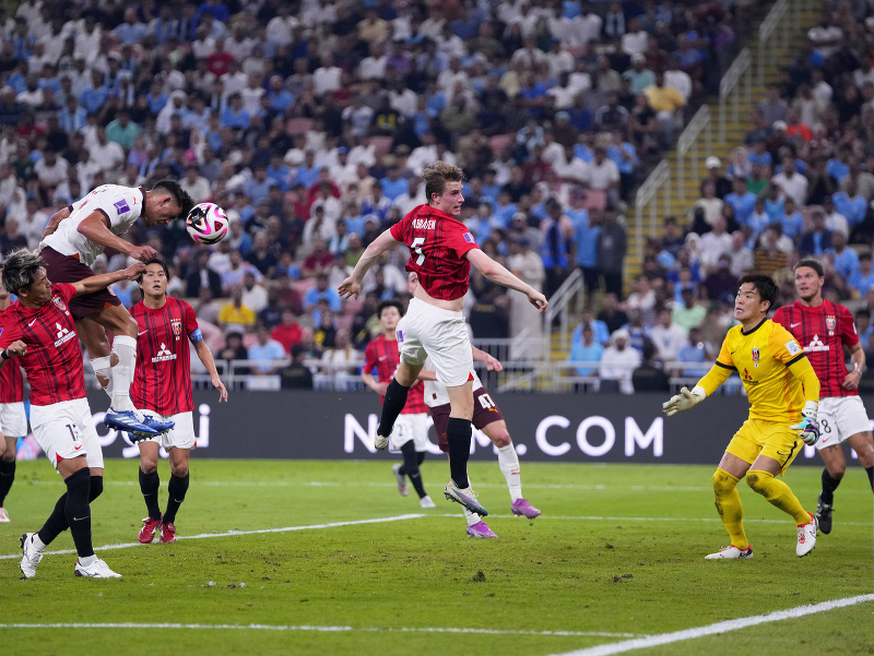 Záložník Matheus Nunes (Man. City) hlavičkuje cez obrancov Urawy Reds