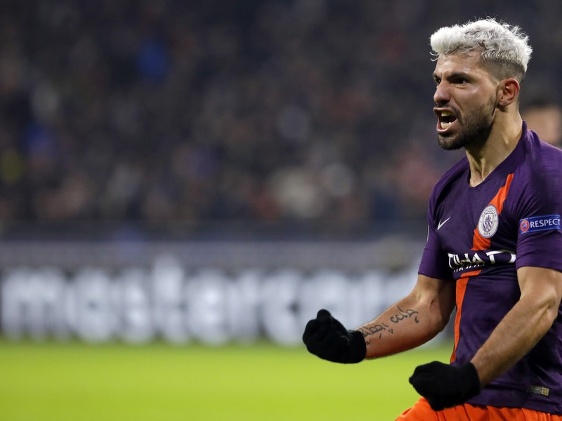 Sergio Agüero sa teší z gólu proti Lyonu