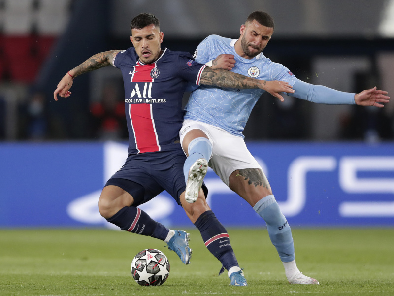 Kyle Walker a Leandro Paredes