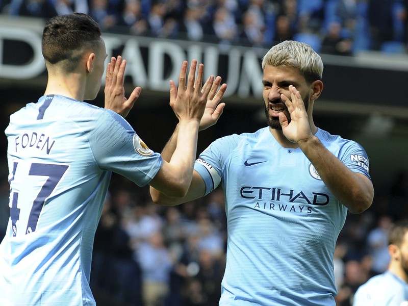 Phill Foden a Sergio Agüero