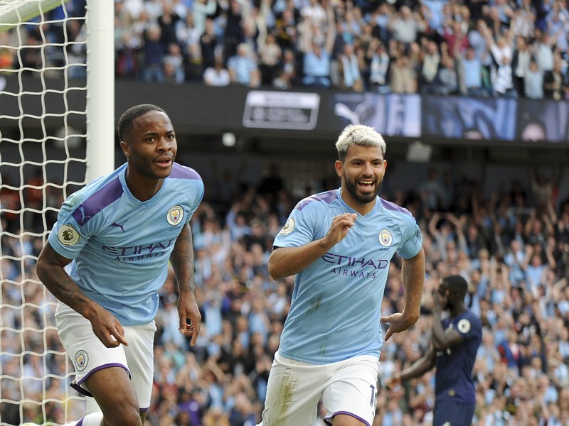 Hráči City sa tešia z gólu v zápase proti Tottenhamu 