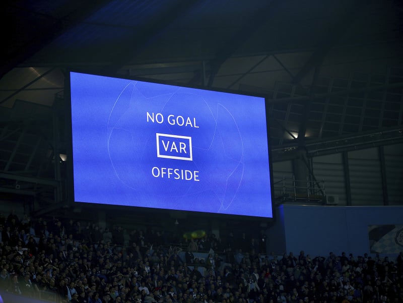 Elektronická tabuľa oznamuje, že gól rozhodca neuznal, keďže systém VAR odhalil offsajd 