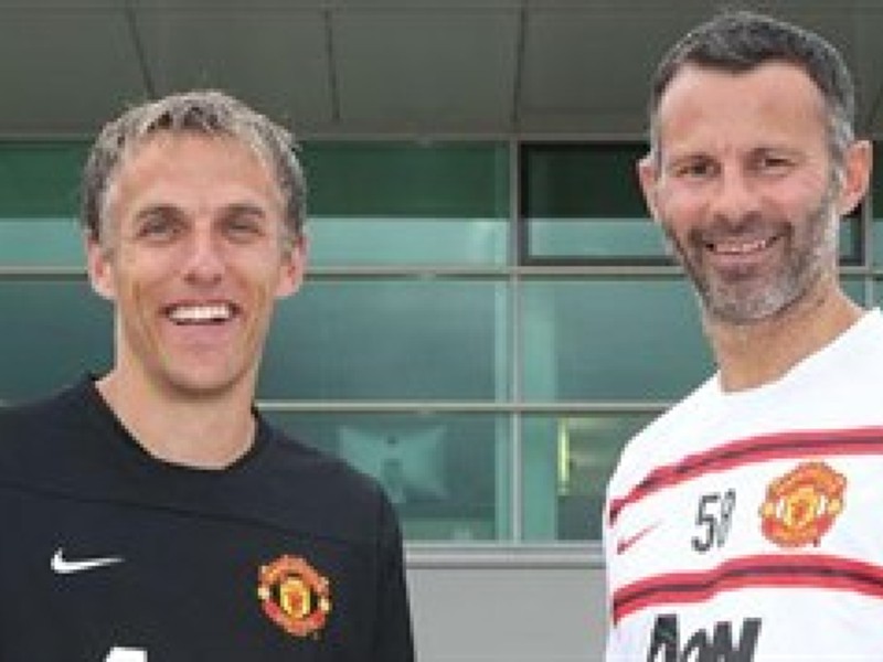 Phil Neville a Ryan Giggs budú naďalej súčasťou United
