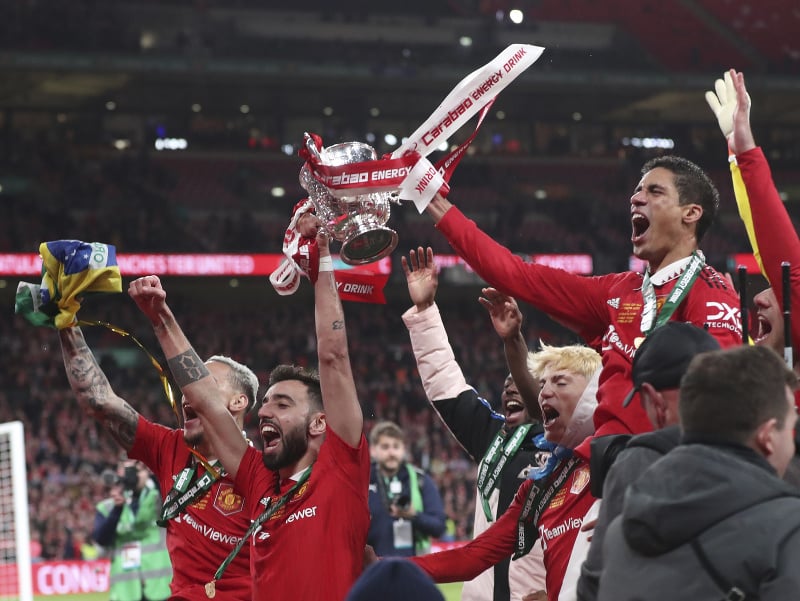 Hráči Manchestru United s trofejou pre víťaza Anglického ligového pohára