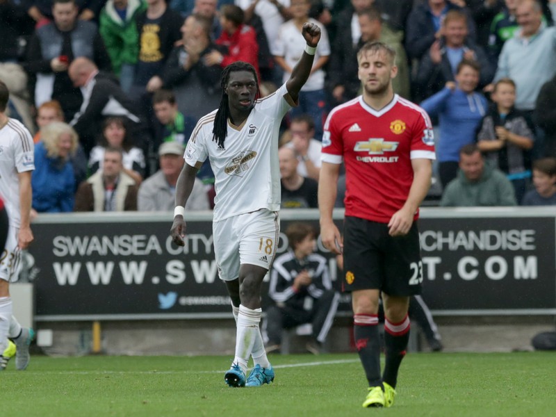 Bafetimbi Gomis oslavuje druhý gól Swansea