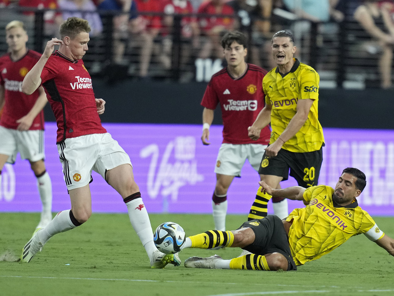 Scott McTominay z Manchestru United a Emre Can z Dortmundu v súboji o loptu