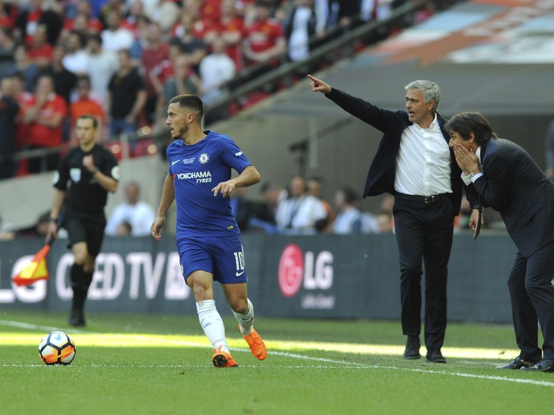 José Mourinho a Antonio Conte dávajú pokyny svojim zverencom na ihrisku, pri lopte Eden Hazard