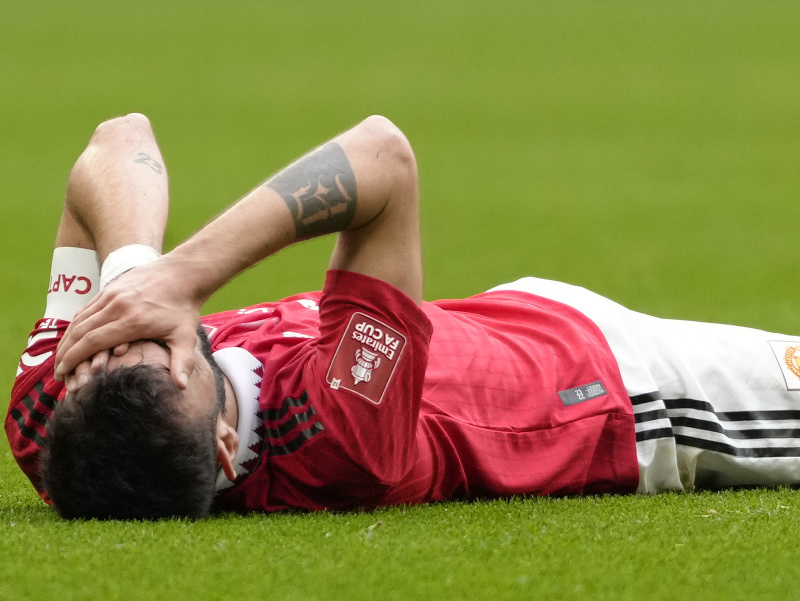 Ležiaci Bruno Fernandes počas semifinále FA Cupu