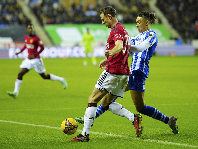 Jonny Evans a Sean Clare v súboji o loptu