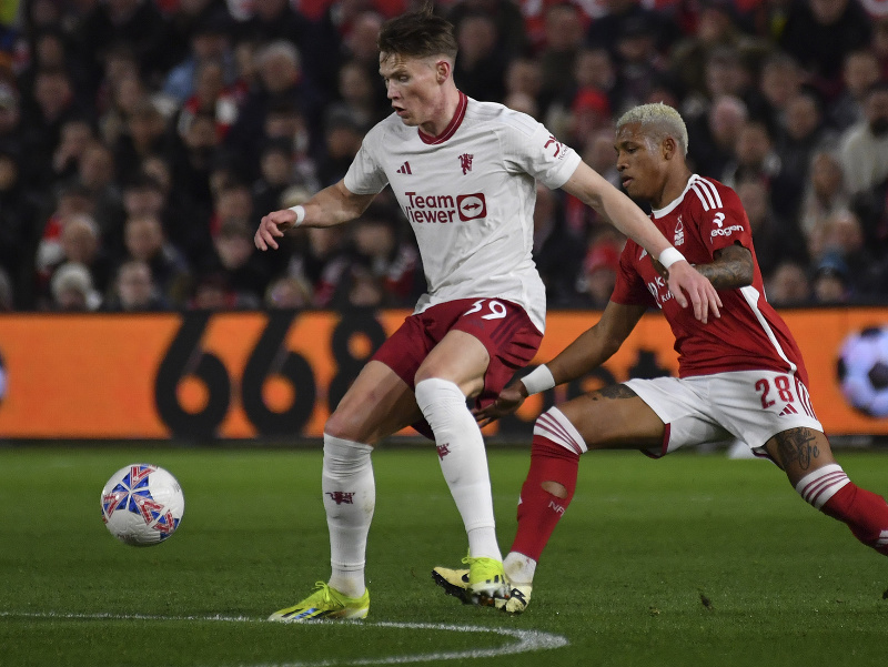 Scott McTominay a Danilo v súboji o loptu