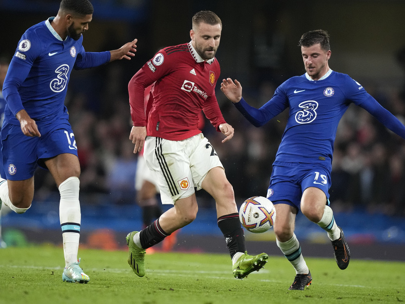 Luke Shaw a Mason Mount v súboji