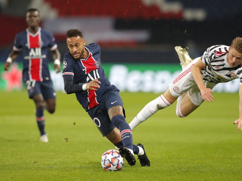 Neymar a Scott McTominay v súboji 