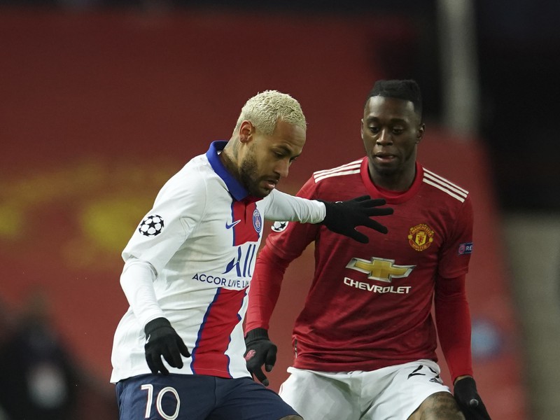 Aaron Wan-Bissaka a Neymar v súboji 
