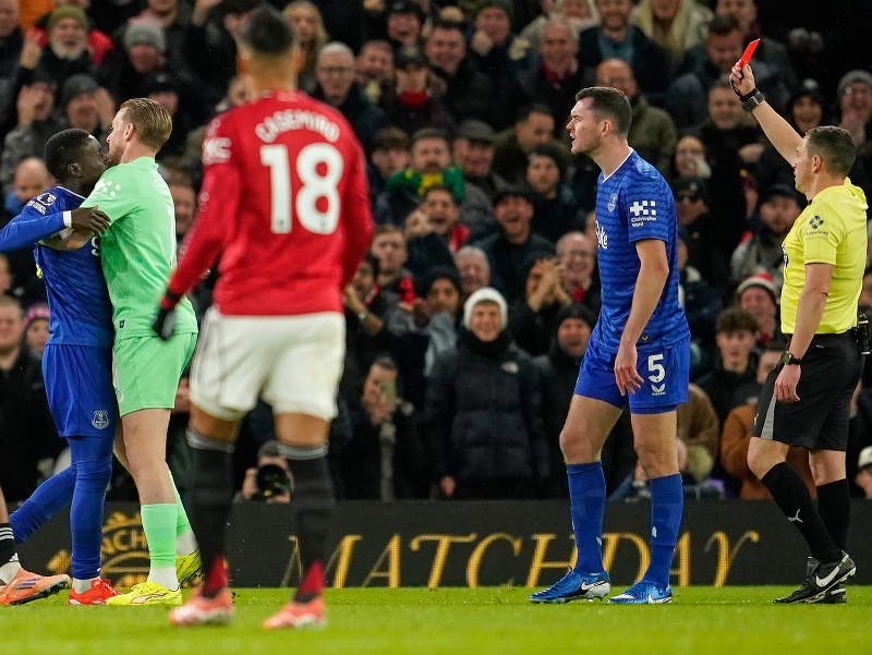 Vylúčený Idrissa Gueye v objatí Jordana Pickforda a vpravo jeho spoluhráč Michael Keane