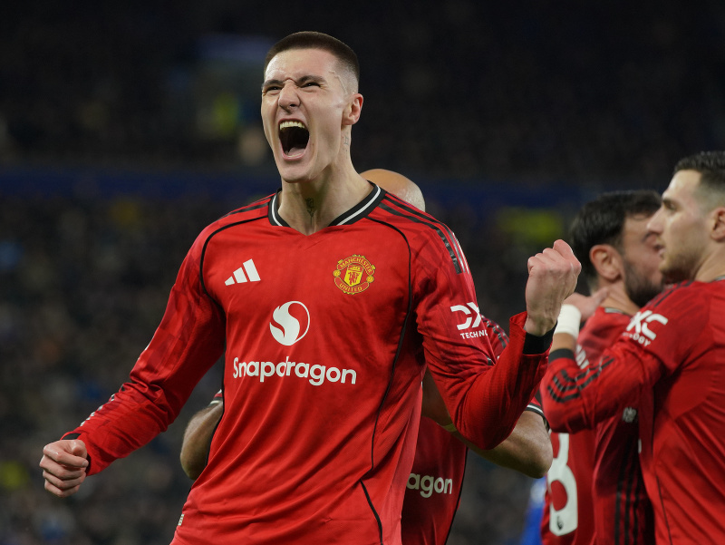 Slovinský futbalista Benjamin Šeško v drese Manchestru United sa teší z presného zásahu