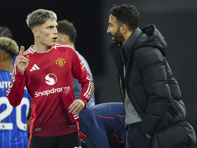 Portugalský manažér Rúben Amorim počas svojej premiéry na lavičke Manchestru United, na snímke jeho debata s Alejandrom Garnachom