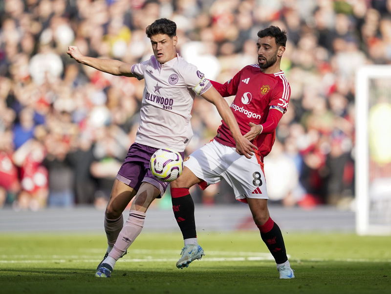 Christian Nörgaard (Brentford FC) v súboji s Brunom Fernandesom z Manchestru United