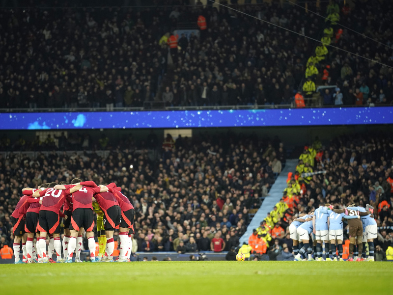 Hráči Manchestru United a Manchestru City pred začiatkom zápasu